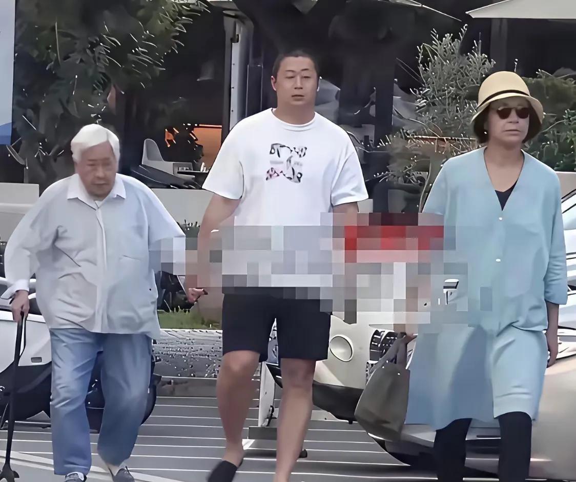 蒋雯丽一家在英国街头被偶遇，评论区瞬间炸了锅，全在嘲笑她儿子长得“拉垮”。可把