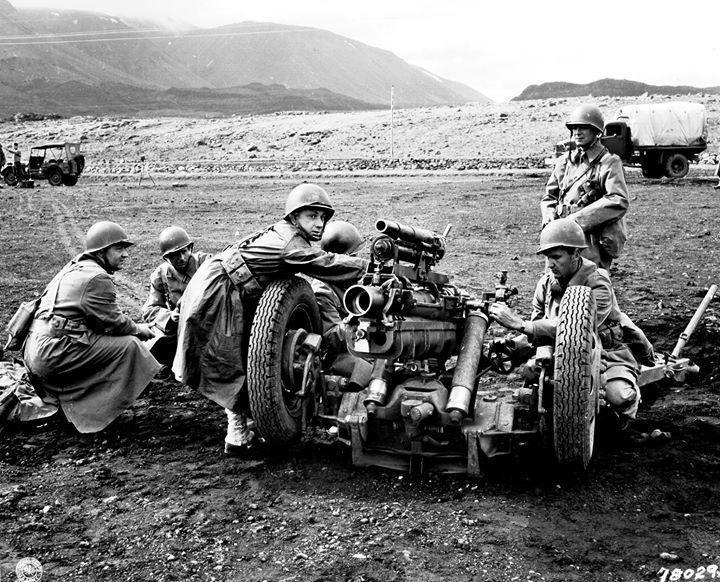 1943年6月20日，冰岛桑斯凯德靶场，一组美国陆军炮兵正在操作一门安装在75毫