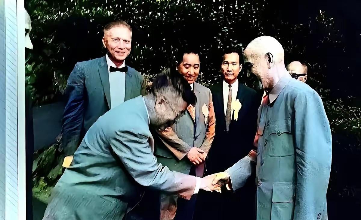 吴大猷和蒋介石～～～网友：蒋1887年生人，吴1907年生人，相差20岁，按礼