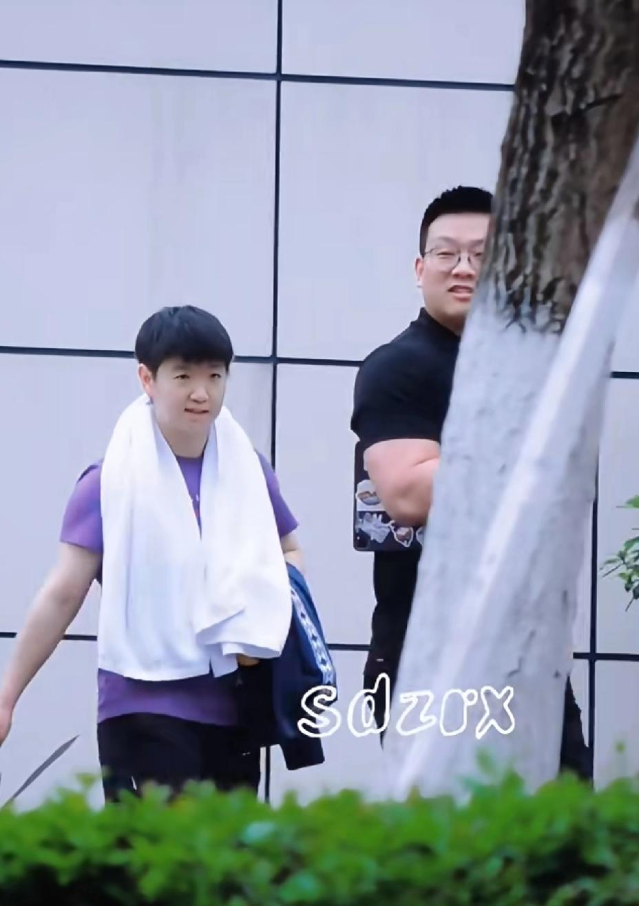 今日份莎莎可真白，穿紫色衣服真好看。翔哥一路走一路拍，还时不时指给莎莎看。