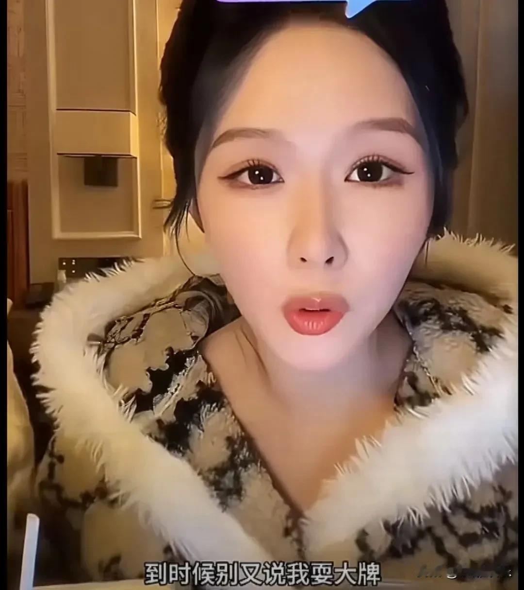 短剧新秀余茵否认模仿白鹿，还把撞衫锅甩给了剧组，说衣服都是安排的，不穿就是耍大牌