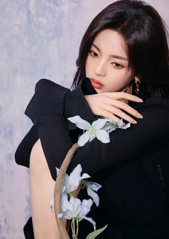 杨超越颜值与手艺齐飞杨超越颜值自带高光buff，眉眼澄澈藏星光，骨相清丽皮相娇美