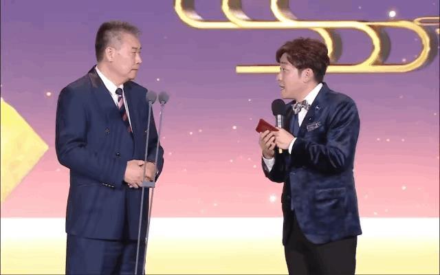 期间也配合主持人回答了很多问题，在被问到如果管理顶尖选手时，他说“她们性格不一样