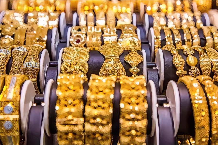 真的是一觉醒来，有些人地天塌、黄金，这个大家眼里的“避险神话”，就在2026年3