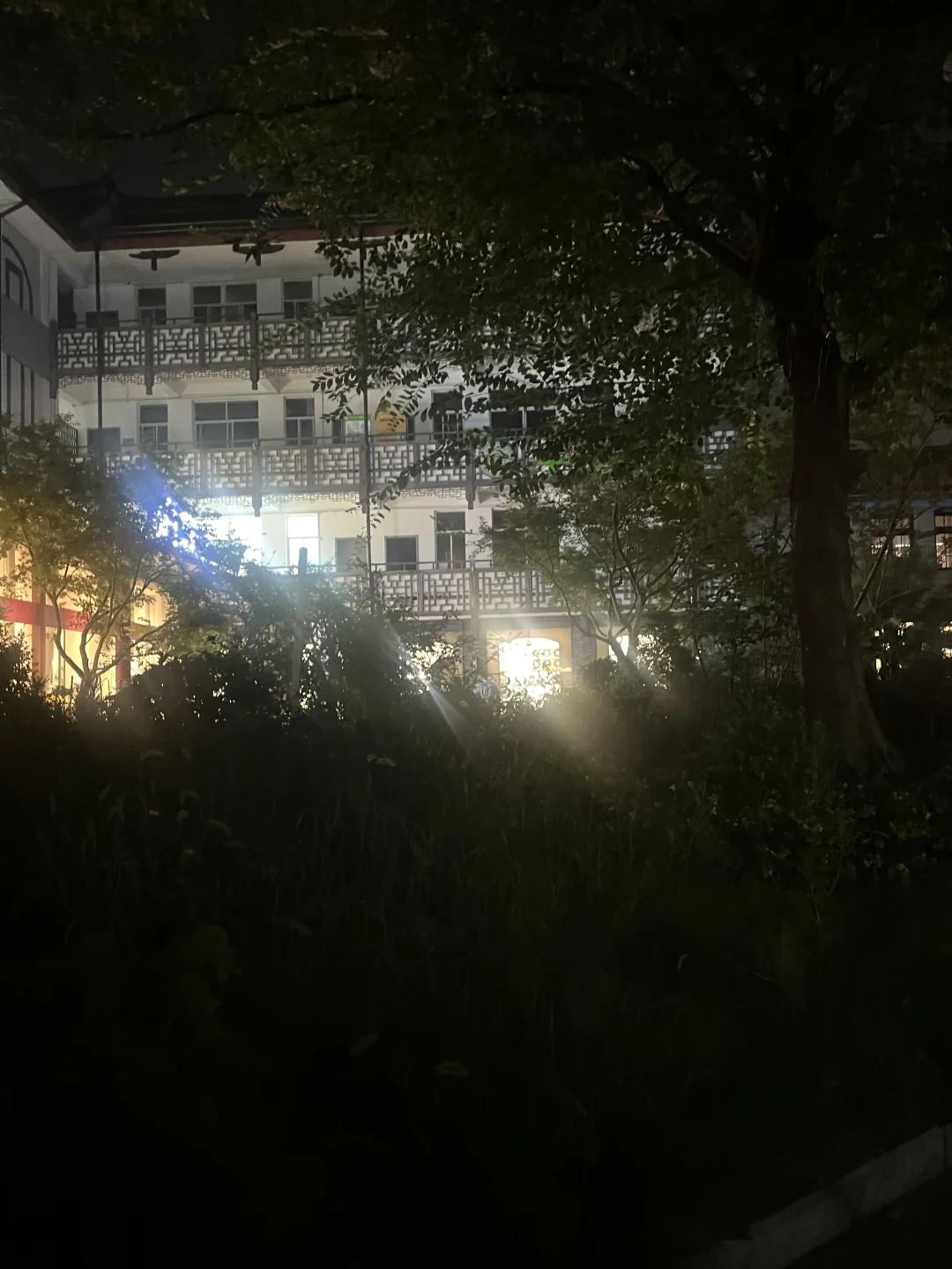 初三毕业，回小学看看。 过了很久很久，毫无目的来到曾经的小学。 现在改...