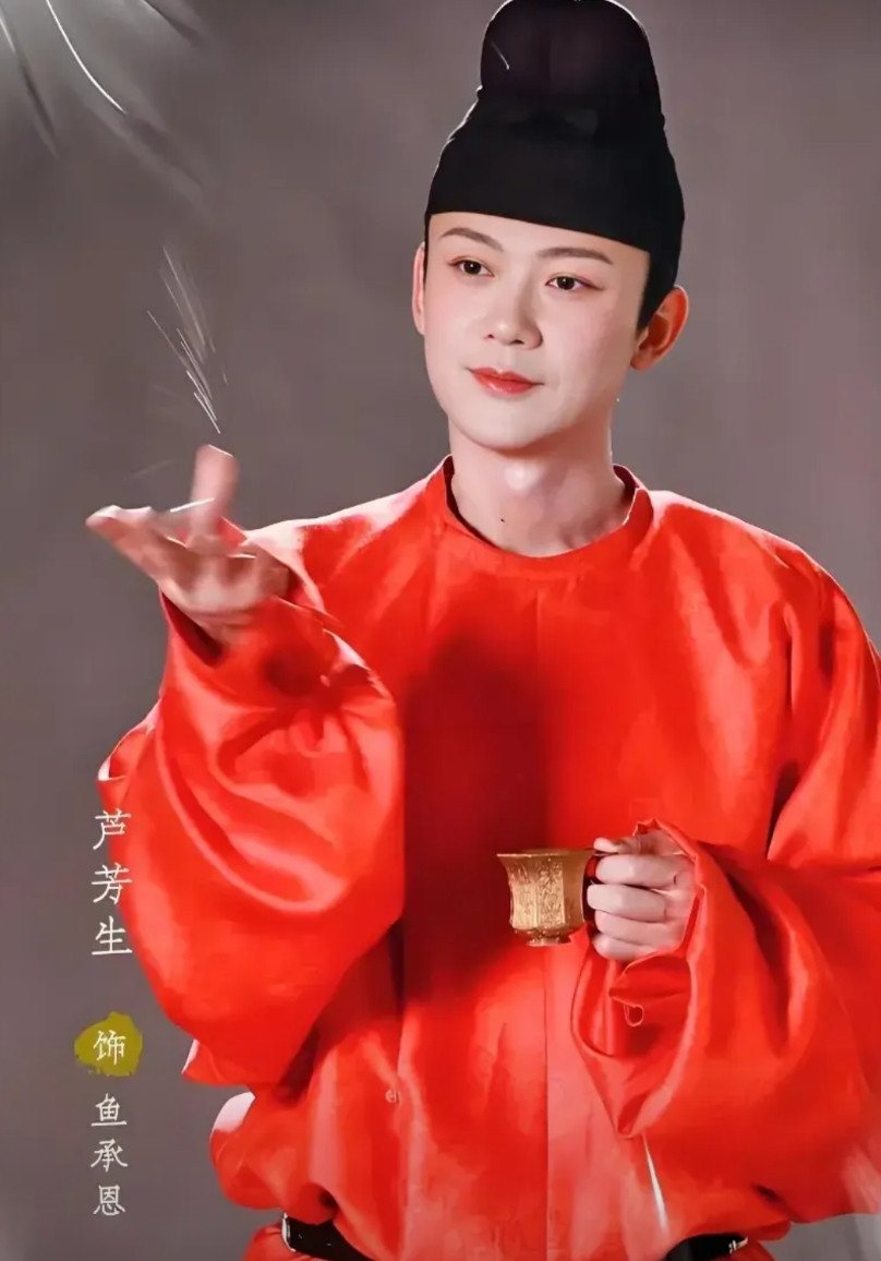原来《长安的荔枝》里竟然藏着好几个歪果仁。饰宦官鱼承恩的芦芳生原是岛国国籍，曾