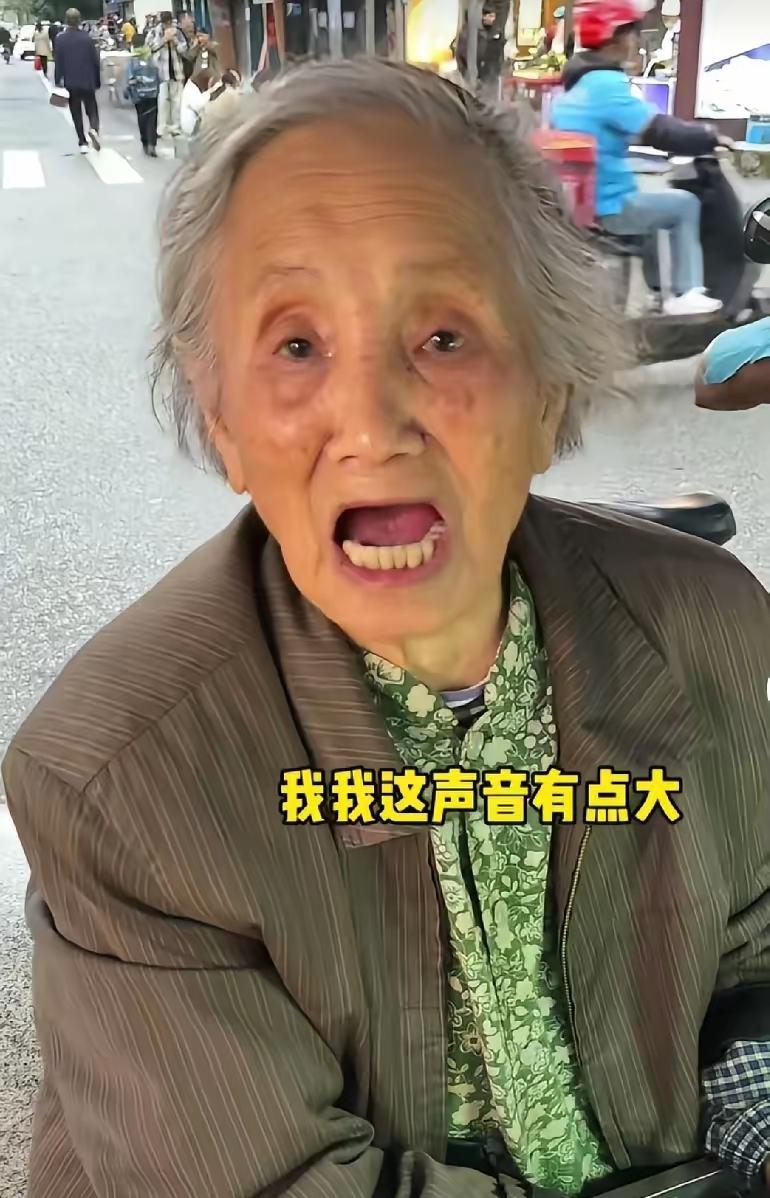 成都网红“蛋烘糕阿婆”总算服软了,被现实狠狠上了一课!以前那股趾高气昂的劲儿没了