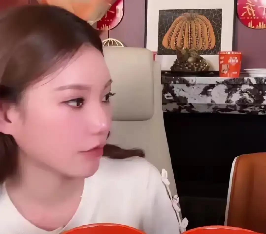 汪小菲在直播里笑老婆一天跑六趟厕所，说是不是水喝多了。马筱梅挺着肚子说怀孕真烦