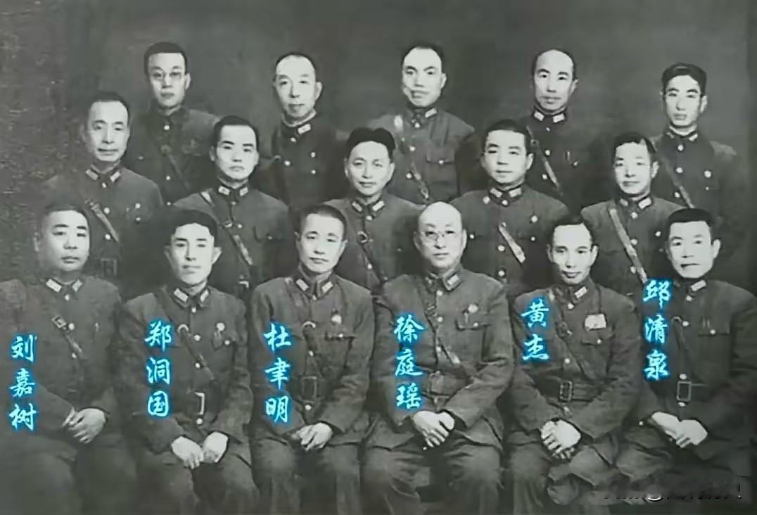 这张珍贵合影拍摄于40年代，国民革命第五军的将士留下这张珍贵合影，第五军当时是第