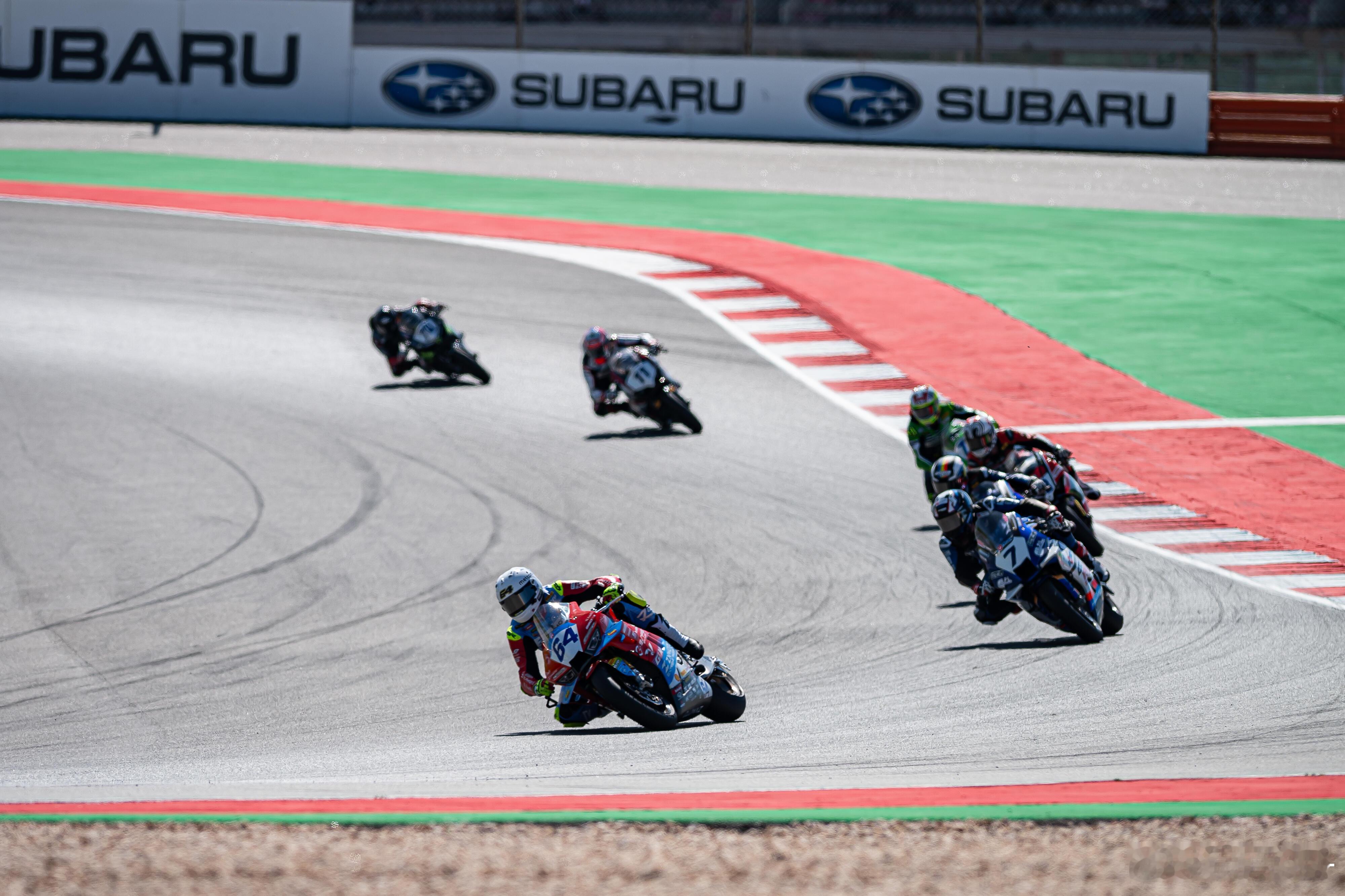 荣耀张雪机车战略合作荣耀与张雪机车达成战略合作，正式助力其征战WSBK赛场。从草