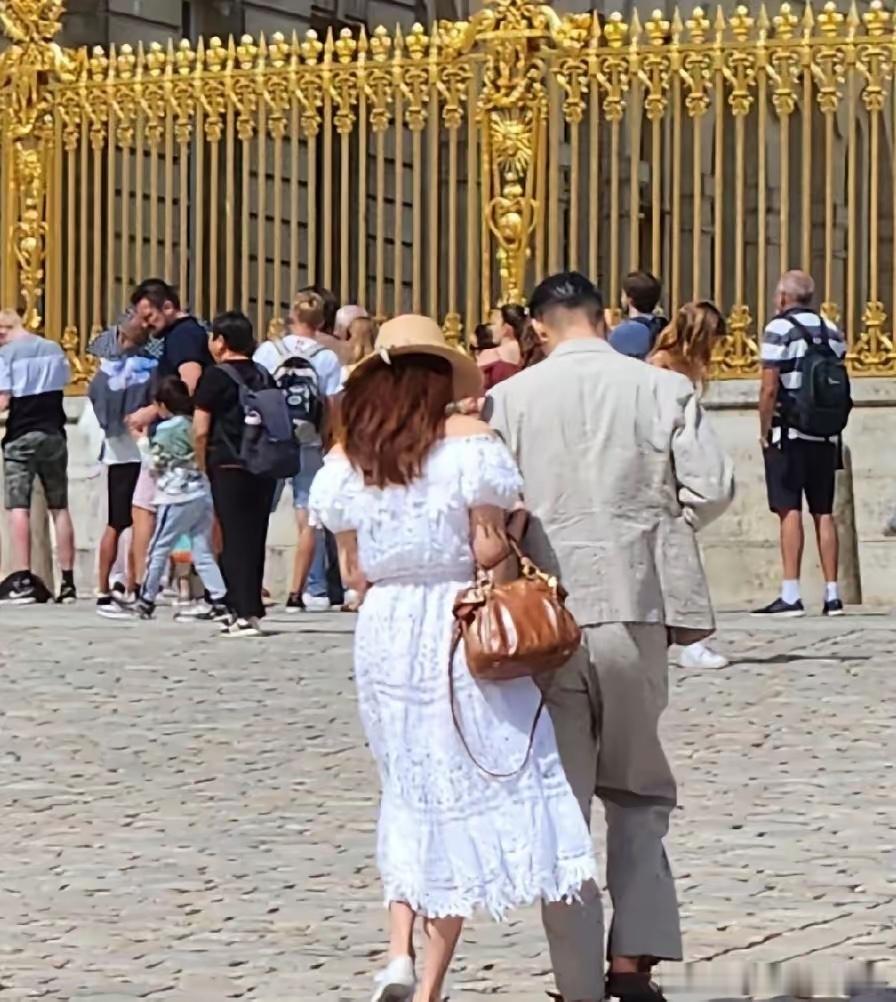 林志玲和老公黑泽良平现身法国旅游，夫妻俩的打扮好时尚，看起来贵气十足！她的老公很