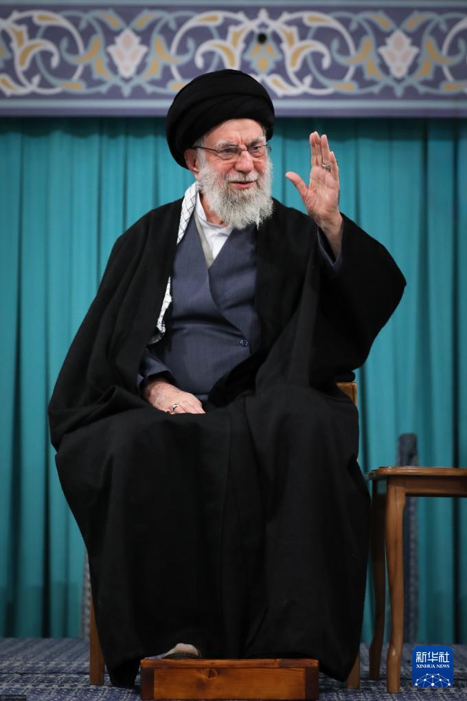 外媒：美军航母或即将开战，哈梅内伊躲进地堡藏身综合伊朗和德国媒体消息，随着美