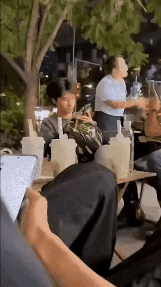 都说好男不跟女斗，碰上恶女呢？某小吃摊。女子拿杯奶茶跟男子逼逼，动手挑衅，男子