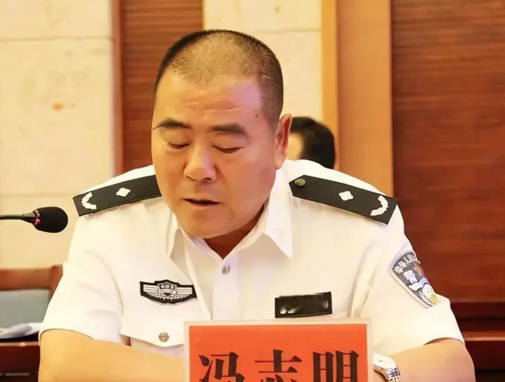 2014年12月，呼格吉勒图案刚翻案两天，冯志明就在会议室被带走。他当时还吼着问
