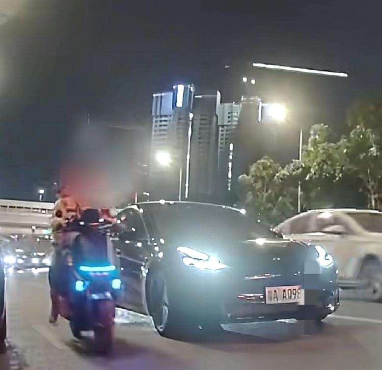 对于这样的下车习惯，不知道坑害了多少骑车的朋友广州两名男子坐网约车到达目的地后