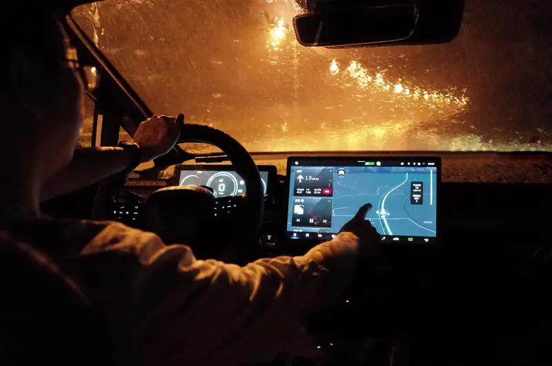 广东游客陈先生到云南自驾游，这一路可闹心极了。2月21日，他在大丽高速上遭遇爆