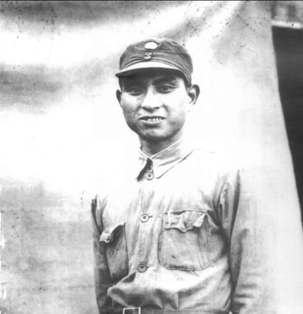 1949年11月，解放军司令员杨勇回到房中，却突然感到一把枪顶在脑后。他回首一望