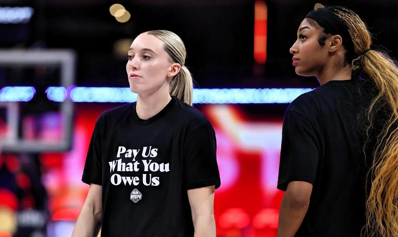 WNBA全明星球员集体抗议！WNBA全明星赛前，全体WNBA球员身着“把欠我们