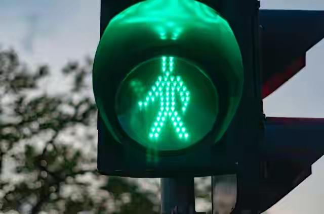 这次襄阳的案例再次提醒我们，遵守交通信号灯不仅关系到个人的安全，也直接影响到交通