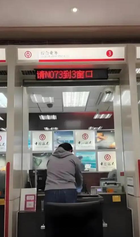 闹大了！河南一男子拿着1999年的93万存折到银行取钱遭拒，银行声称存折系员工伪