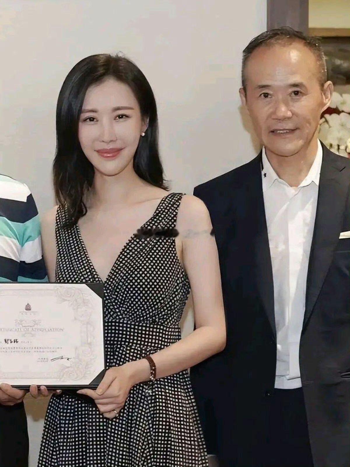 秦枫在微博上说王石被抓了。紧接着王石两口子就在网络上回应：没有被抓，一切安好，