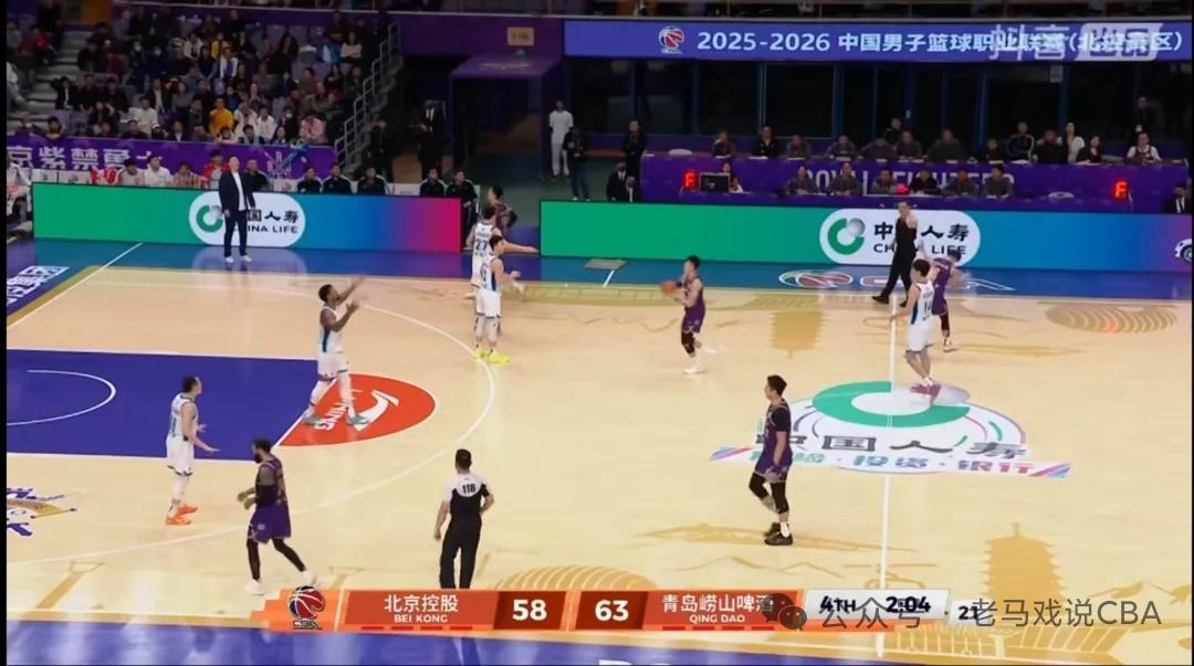 青岛队领先5分，然而局势陡转，暂停回来，廖三宁、朱松玮一人投中一个三分，一波11