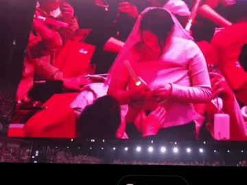 陈楚生北京演唱会好热闹啊，有情侣现场求婚！陈楚生看到两个人拥抱在一起的时候，长