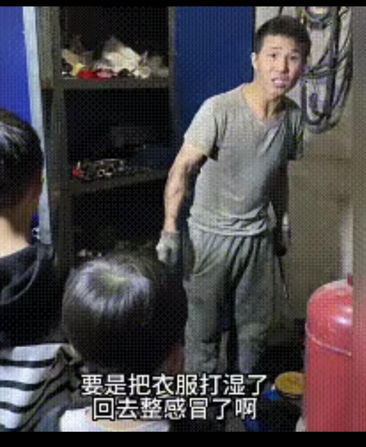 晚上9点多，外面下着暴雨，丈夫却迟迟没有回来。女子放心不下，带着2个孩子一路找到