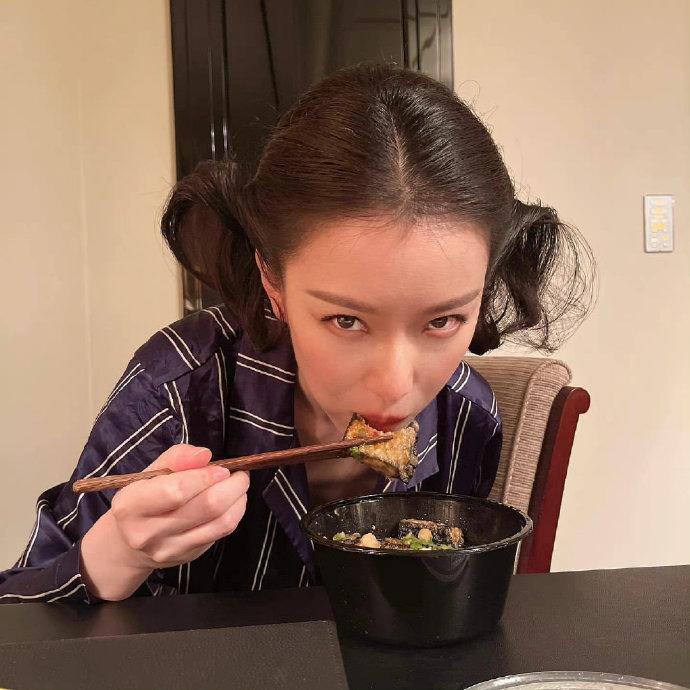 2021年，倪妮收工后，晒的吃饭照，看她吃的很香的样子。一定是又饿又累，不然