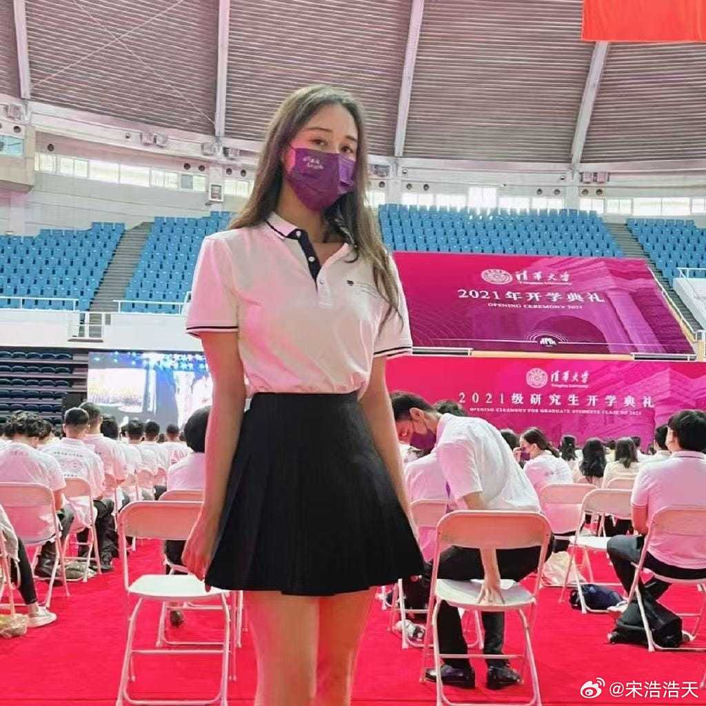 章泽天去斯坦福上课还和何超欣合了影，俩人同框真是又美又厉害。何超欣章泽天合照章泽