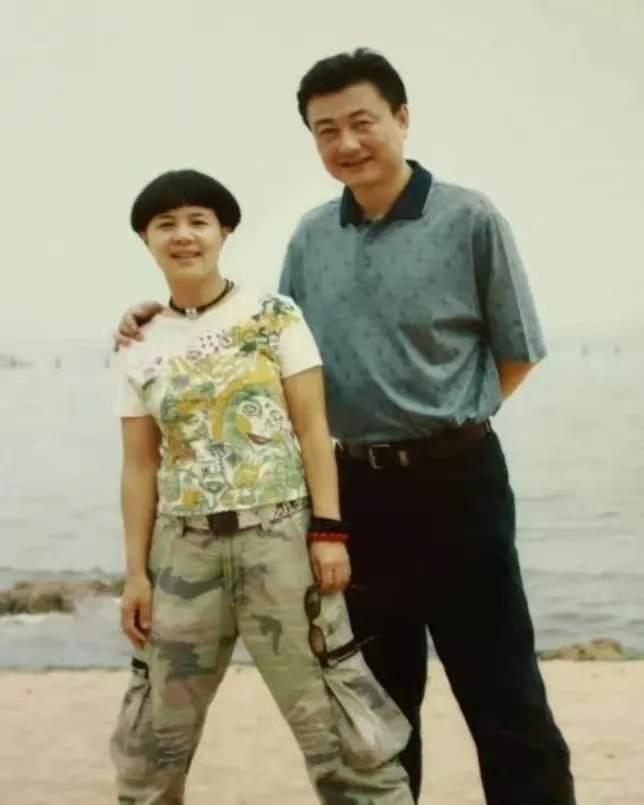 1988年，王宁领着金龟子刘纯燕去办结婚证，工作人员问王宁：“小伙子，怎么一个人