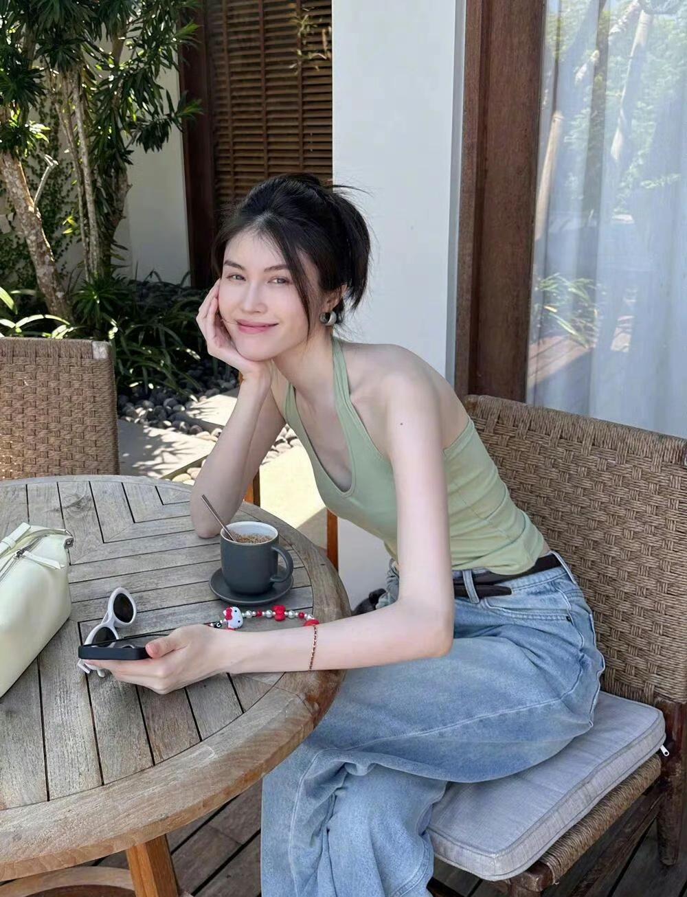 #何穗疑退圈引热议，与陈伟霆感情成焦点：是为爱回归生活还是另有规划？近日，“疑