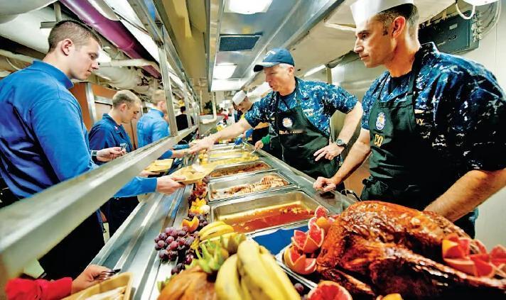 倒计时！美军舰队突然端出龙虾牛排战饭，连夜拔除卡塔尔基地的所有驻军。几万美军吃完