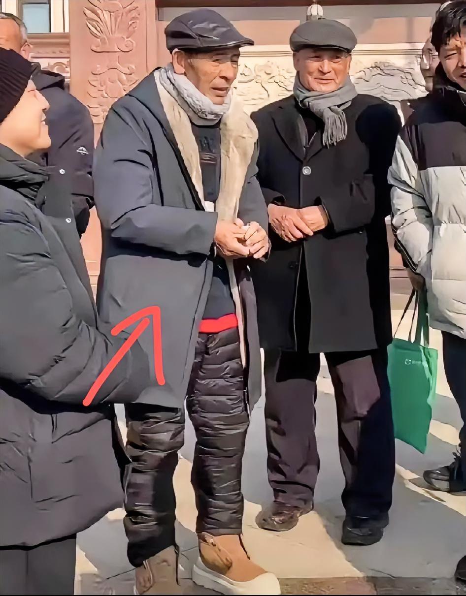 细节见人品，刘强东发年货，大家的关注点都在年货上，可我发现了一个细节，那就是