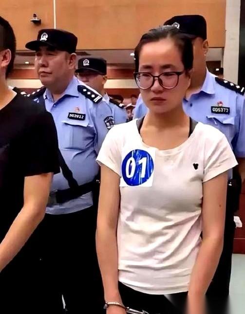 女硕士杨春燕，课上到一半，被警察直接拷走了。任课老师追出去，拦在门口问：“是不