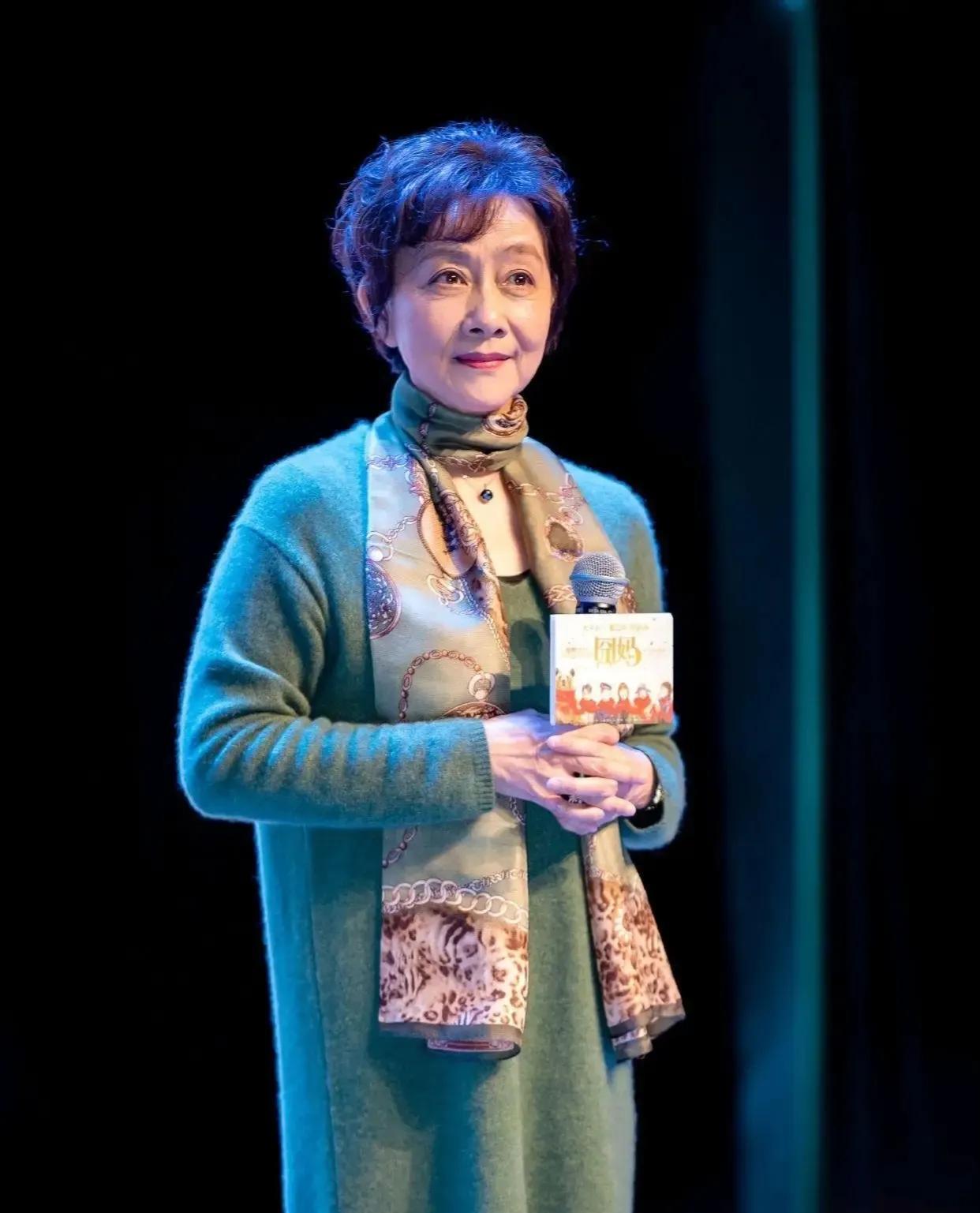 照片中的她70多岁了，仍旧是岁月不败的美人，即使是满脸皱纹，也一样优雅大方。这