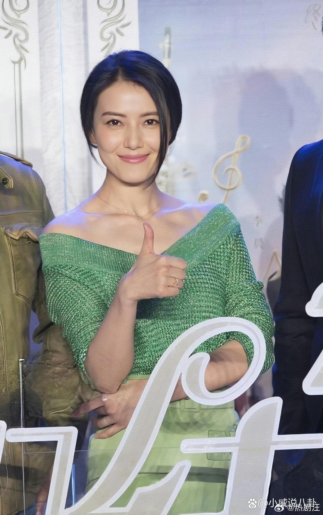 高圆圆穿上这套衣服气质少了一半