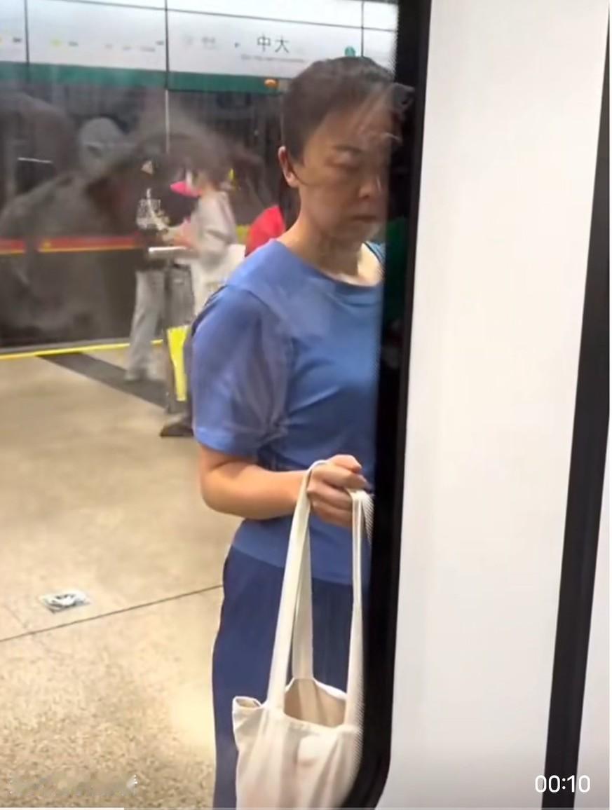 女子没赶上地铁，最后一番骚操作，让她“成功”登上了地铁：用包包阻挡外面的屏蔽门关