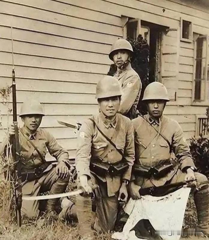 1943年，一铜匠被鬼子抓去搬弹药。鸡贼的铜匠每次趁鬼子不注意，扛着弹药箱偷摸