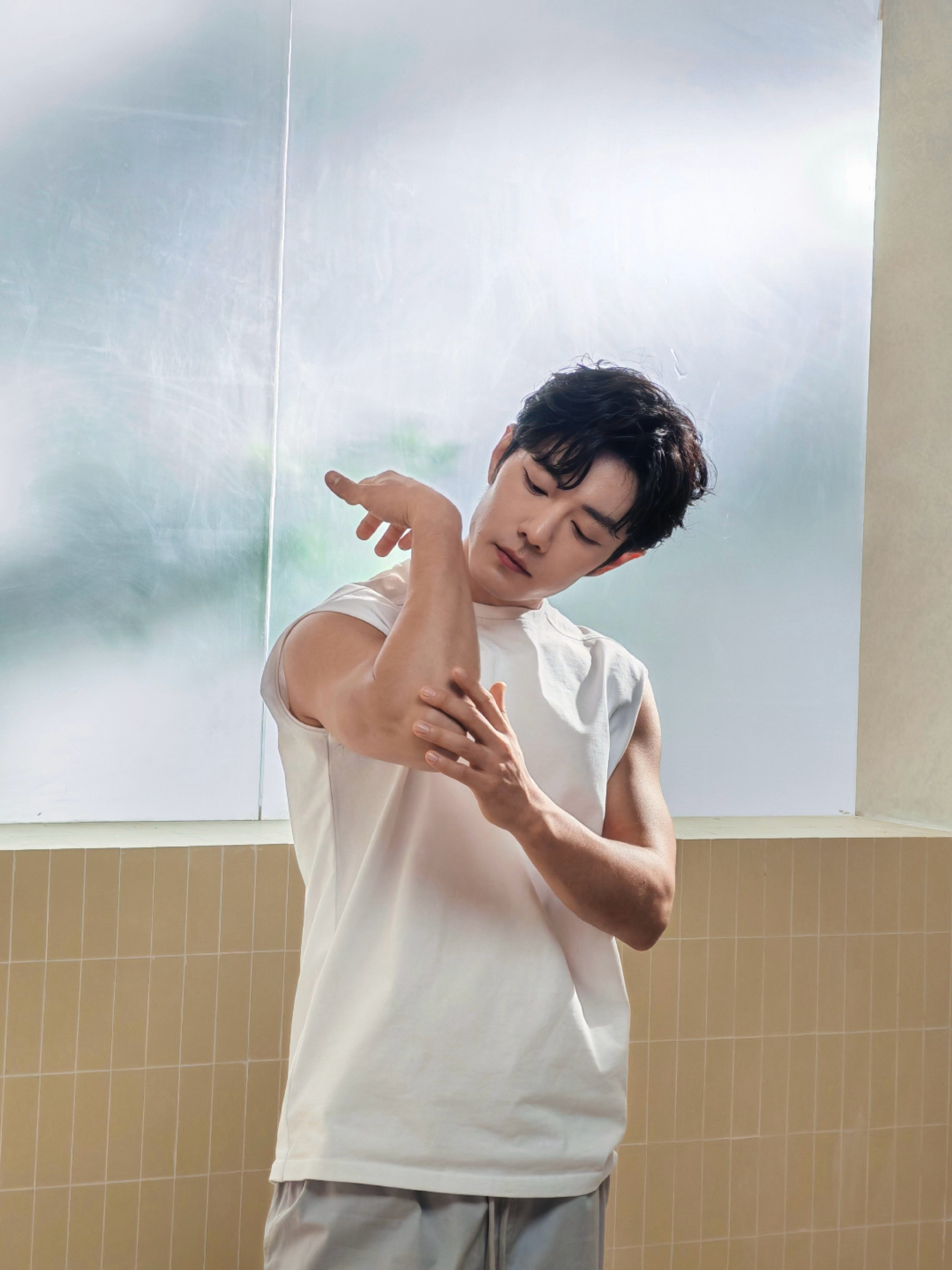 1.肖战主演剧集《十日终焉》30秒预告播放量迅速破亿，热度惊人。剧组今日发布