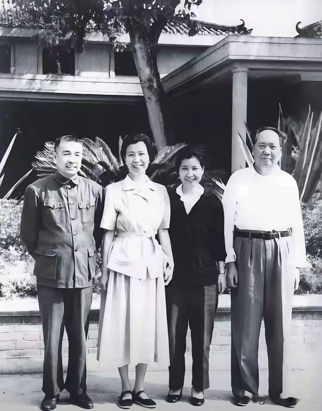 这张拍摄于1964年广州的合影，定格了毛主席及夫人李进与陶铸、曾志夫妇等人的温馨