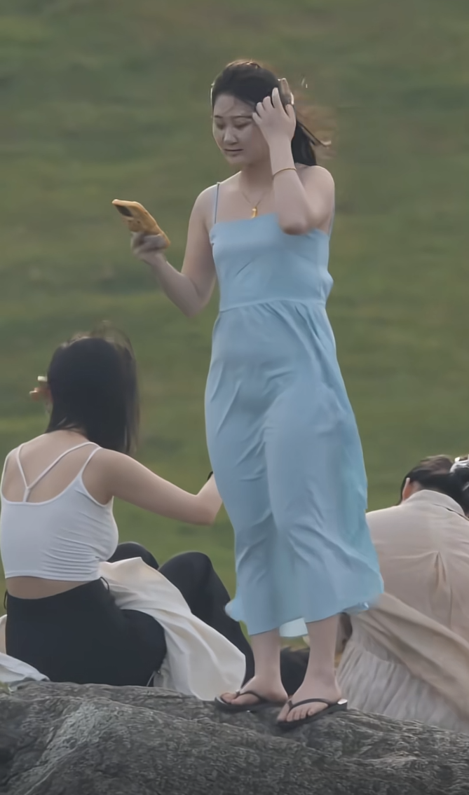 女朋友非要今天出来拍照，但是今天风好大！