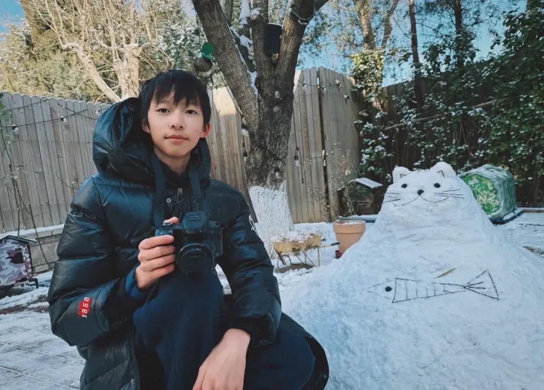 姚晨和儿子在别墅院子堆雪人，12岁土豆帅气出镜，嘴巴很像妈妈！