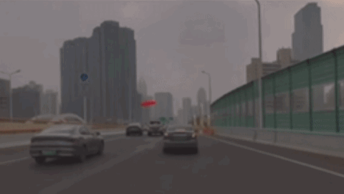 斗气车又见“斗气车”，要我说，真不值得。昨天（1月17日）上午，南北高架西侧往卢