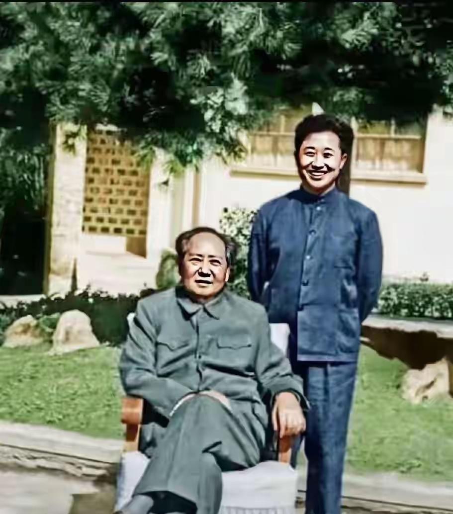 这张照片可不得了！那个年轻人能站在毛主席身边，光是这一件事，就够他一辈子光荣和骄