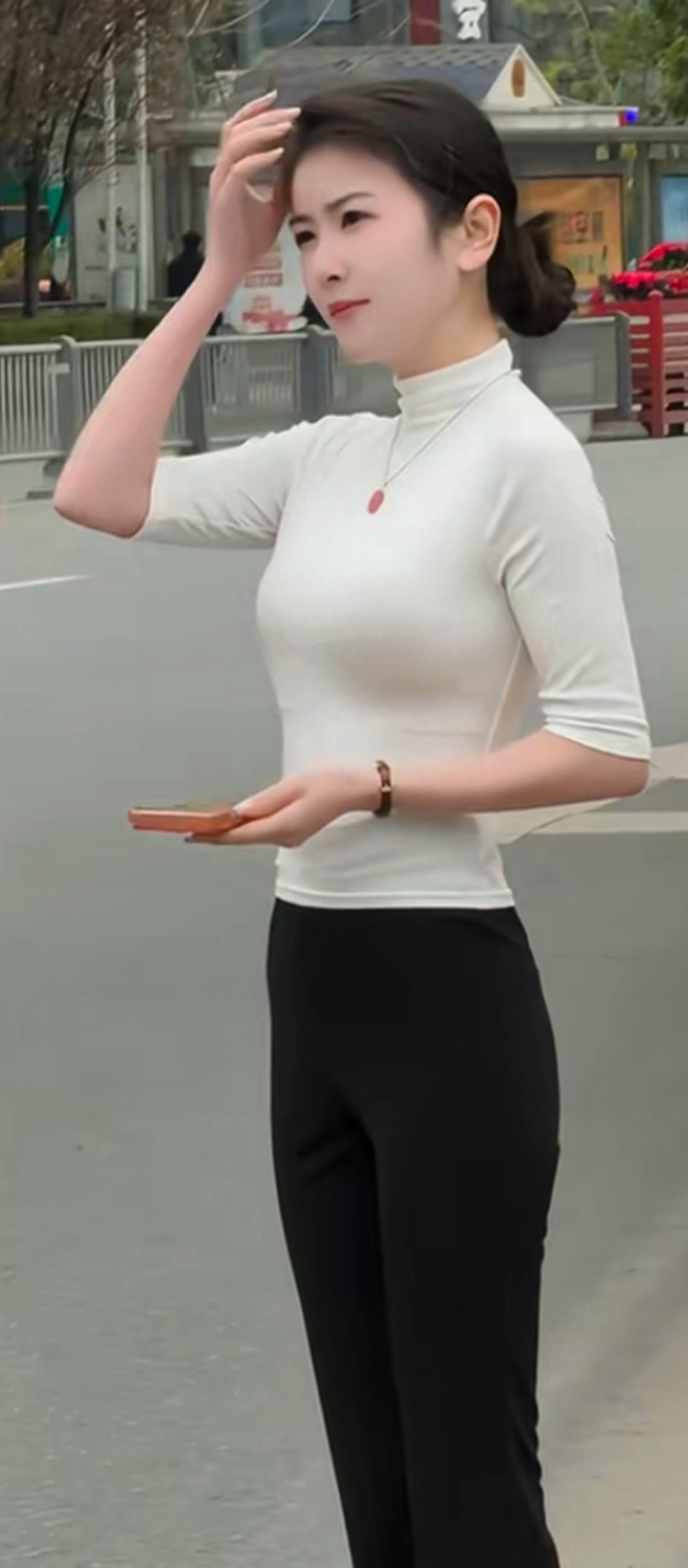 白衣拂袖行，黑裤映秋光。