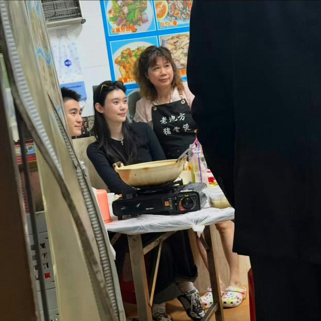 何猷君奚梦瑶和保镖同桌吃饭澳门街头餐厅偶遇何猷君奚梦瑶，夫妇二人与保镖同桌，行