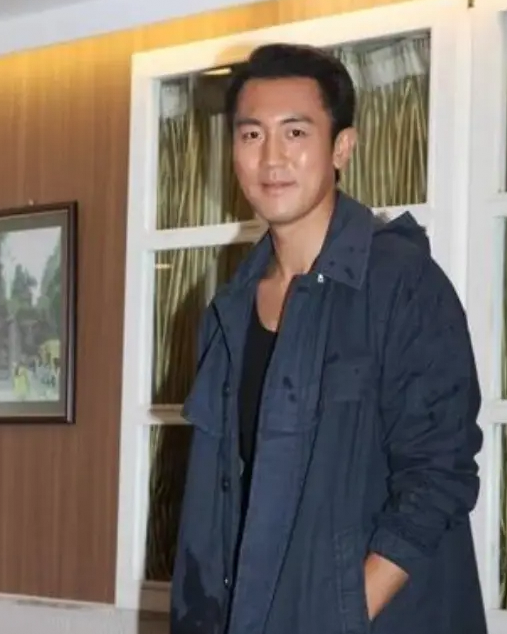 谭俊彦出道即巅峰，如今为健身瘦脱相