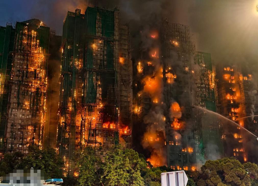 昨晚，一场大火，让整个香港一夜未眠呀，截止到11月27日，已经出现了44人的伤亡