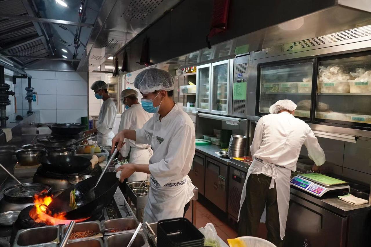 怎么判断一家饭店的菜是不是预制菜？很简单，只要说一句“不放盐”，就能马上测出来。